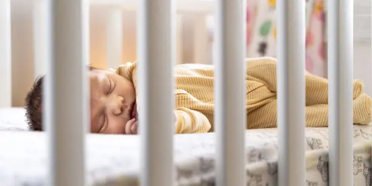 Baby Doorslapen: Wanneer Lukt Het en Hoe Help Je Je Baby (2026)