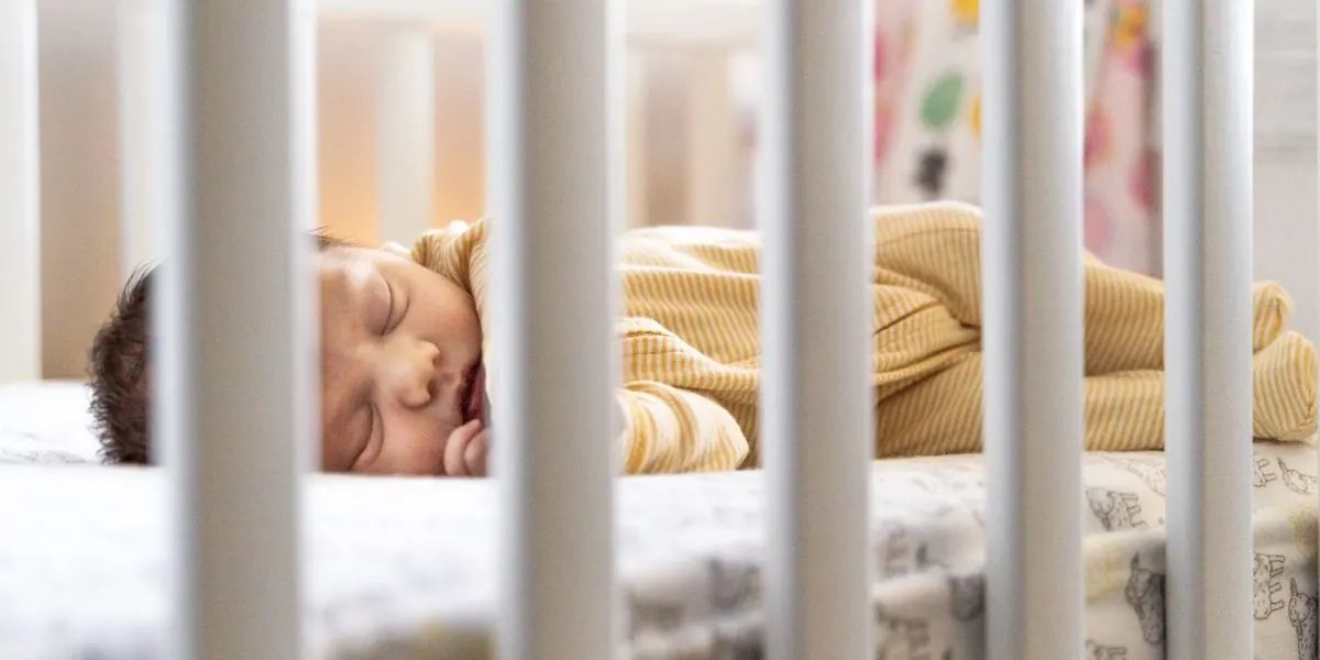 Baby Doorslapen: Wanneer Lukt Het en Hoe Help Je Je Baby (2026)