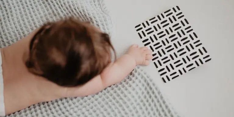 Baby Kruipen: Wanneer, Hoe Stimuleer Je Het en Moet Het Eigenlijk Wel? (2026)