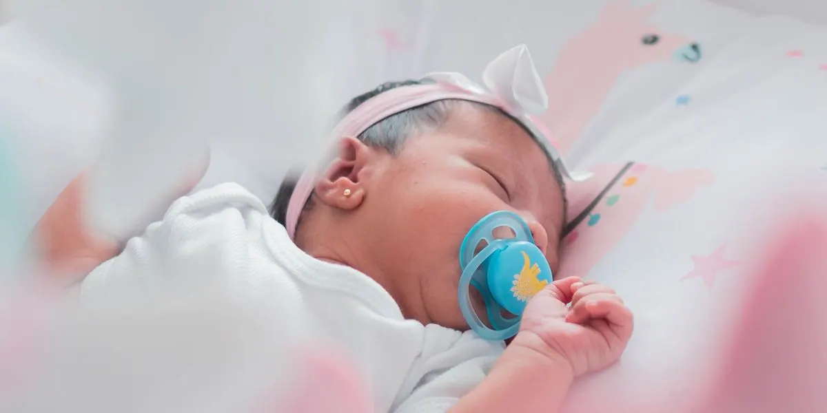 Baby Nachtvoeding Afbouwen: Wanneer, Hoe en Zonder Tranen
