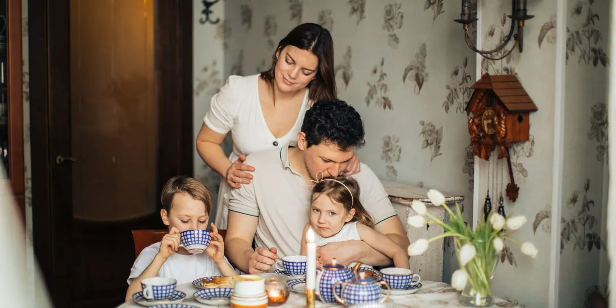 Baby spuugt bij borst of fles: oorzaken en wat je kunt doen
