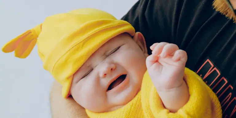 Baby spuugt na elke voeding: normaal of toch naar de dokter?