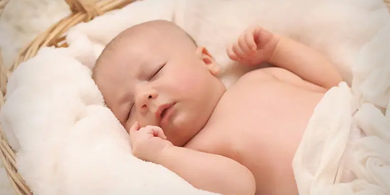 Baby met Verkoudheid: Wat Helpt Echt en Wanneer naar de Dokter?