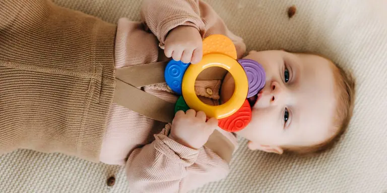 Baby Zintuigen Ontwikkeling: Hoe Ontwikkelen Zien, Horen, Ruiken en Voelen Zich? (2026)