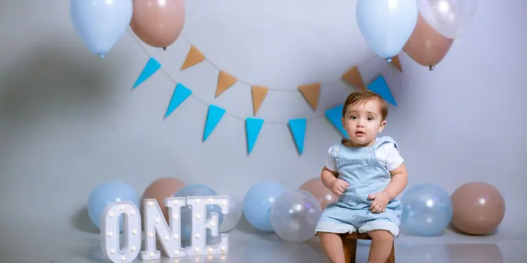 Eerste Verjaardag: 1 Jaar Mijlpalen, Vieren en Wat Je Baby Nu Kan (2026)