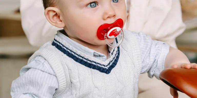 Fopspeen Baby: Voordelen, Nadelen en Wanneer Je Stopt