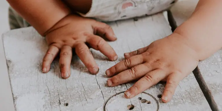 Spelactiviteiten Baby 3-6 Maanden: Ontdekken, Grijpen en Lachen