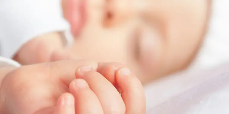 Wanneer Baby in Kinderstoel? Tekenen van Gereedheid (2026)