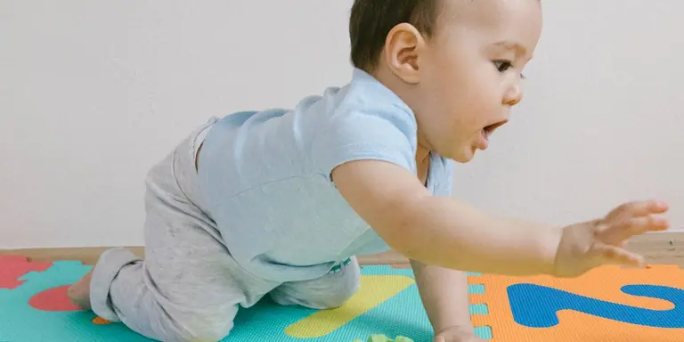 Wanneer Kan een Baby Zitten? Tijdlijn en Tips (2026)
